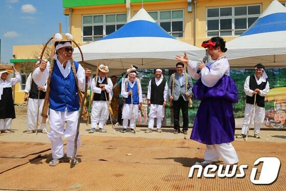 본문 이미지 - 지난해 열린 등금쟁이 축제 모습./사진제공=울진군ⓒ News1 2016.6.22/뉴스1