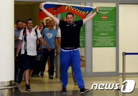 본문 이미지 - 러시아 축구 응원단을 이끌고 있는 알렉산드르 슈프리긴. ⓒ AFP=뉴스1
