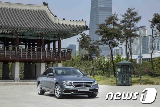 본문 이미지 - 메르세데스-벤츠 '더뉴 E-클래스 익스클루시브'ⓒ News1