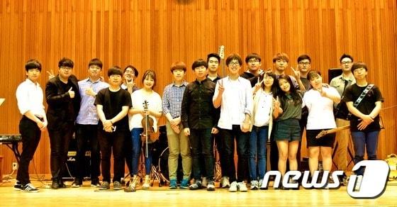 본문 이미지 - 22일 울산혜인학교 장애 학생들을 위해 재능 기부 공연을 마련한 유니스트라. ⓒ News1