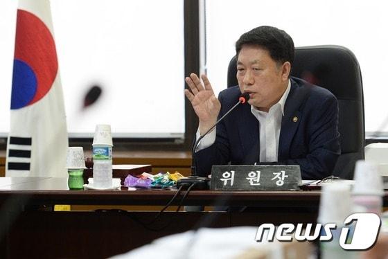 본문 이미지 - 23일 서울 세종대로 원자력안전위원회에서 열린 '신고리 5·6호기 건설허가안 심의'를 위한 원자력안전위원회 전체회의에서 김용환 위원장이 모두발언을 하고 있다. 2016.6.23/뉴스1 ⓒ News1 오대일 기자