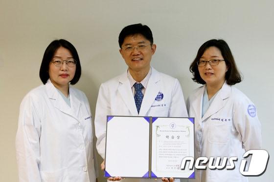 본문 이미지 - 불임의학연구실 김은경 실장, 시험관아기센터 권황 교수, 불임의학연구실 김은아 연구원.(좌측부터)ⓒ News1