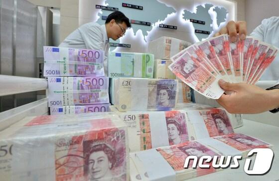 본문 이미지 - 영국이 EU에서 탈퇴한 24일 오후 서울 명동 KEB하나은행에서 직원들이 파운드화와 유로화를 정리하고 있다.  2016.6.24/뉴스1 ⓒ 