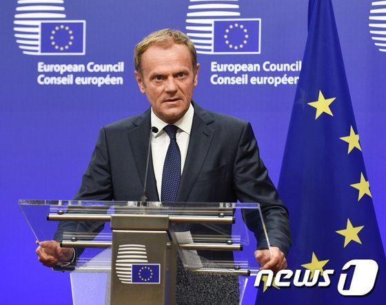 본문 이미지 - 영국이 국민투표를 통해 유럽연합(EU)를 떠나기로 결정한 가운데 24일(현지시간) 오전 벨기에 브뤼셀 EU 본부에서 도널드 투스크 EU 정상회의 상임의장이 성명을 발표하고 있다. ⓒ AFP=뉴스1 ⓒ News1 최종일 기자