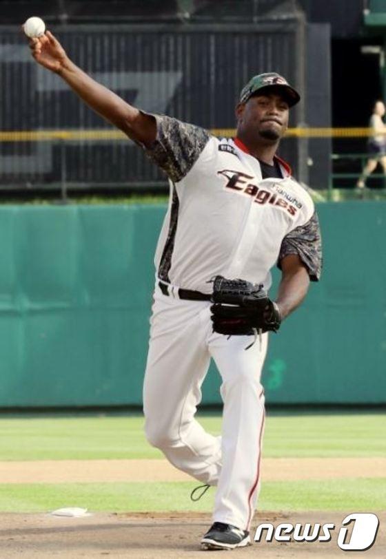 본문 이미지 - 한화 이글스 새 외국인투수 카스티요(한화 이글스 제공). ⓒ News1