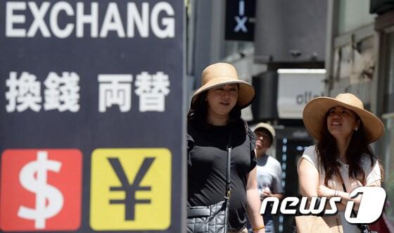 본문 이미지 - 브렉시트 가결 소식에 달러당 104엔 전반 수준이던 엔화가치가 한때 1달러에 99엔을 기록하며 급등했다. 2016.6.26/뉴스1 ⓒ News1 최현규 기자