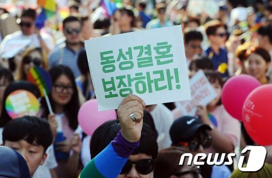 본문 이미지 - 지난해 6월 대구 동성로에서 열린 '퀴어축제'에서 참가자들이 퍼레이드를 펼치고 있다. 2016.6.26/뉴스1 ⓒ News1 이종현 기자
