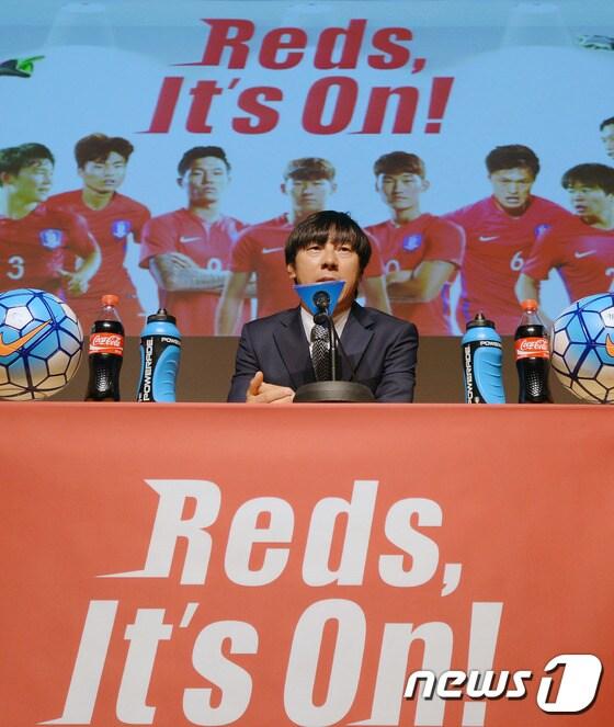 본문 이미지 - 신태용 올림픽축구대표팀 감독이 27일 오전 서울 광화문 교보생명빌딩에서 리우올림픽에 출전할 23세 이하(U-23) 대표팀 18명의 선수명단을 확정 발표하고 있다. 이번 명단은 3명의 와일드카드(24세 이상)를 포함한 18명으로 3월 첫 소집훈련 이후 약 1년 3개월여의 경쟁 끝에 확정되는 명단이다. 올림픽 조별리그에서는 피지와 멕시코, 독일과 함께 C조에 속해 있다. 2016.6.27/뉴스1 ⓒ News1 이동원 기자