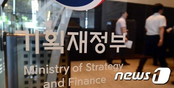 본문 이미지 - 정부가 근로소득 면세자를 줄이기 위한 소득세법 개정을 검토했으나 올해는 개정이 어렵다는 결론을 내렸다. 2016.6.27/뉴스1ⓒNews1 장수영 기자