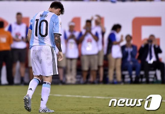 본문 이미지 - 아르헨티나의 리오넬 메시가 27일(한국시간) 미국 뉴저지주 이스러퍼드의 메트라이프 스타디움에서 열린 칠레와의 2016 남미축구선수권대회(2016 코파 아메리카 센테나리오) 결승전 승부차기에서 실축 후 고개를 숙이고 있다. ⓒ AFP=News1