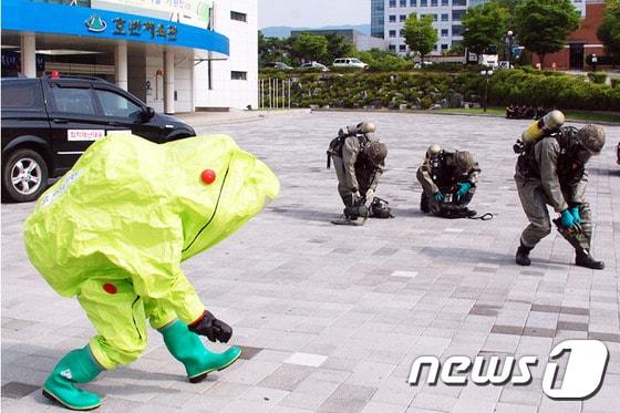 본문 이미지 - 합동 대테러 훈련을 실시하는 육군 2군단 화생방대대원들의 모습. (육군2군단 제공) 2016.6.27/뉴스1ⓒ News1