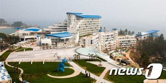 본문 이미지 - 27일 대명리조트는 강원 삼척시 ‘쏠비치 호텔&리조트 삼척’이 여름철을 앞두고 본격적인 운영에 돌입했다고 밝혔다. 사진은 '쏠비치 호텔&리조트 삼척' 전경. (대명리조트 제공) 2016.6.27/뉴스1 ⓒ News1 서근영 기자