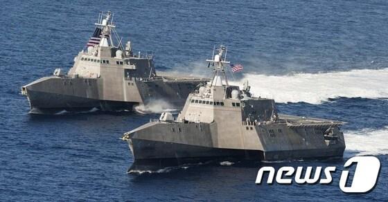 본문 이미지 - 미 해군의 연안 전투함(LCS) 2번 함인 '인디펜던스'(왼쪽)와 4번함 '코로나도' (미 해군 제공) ⓒ News1