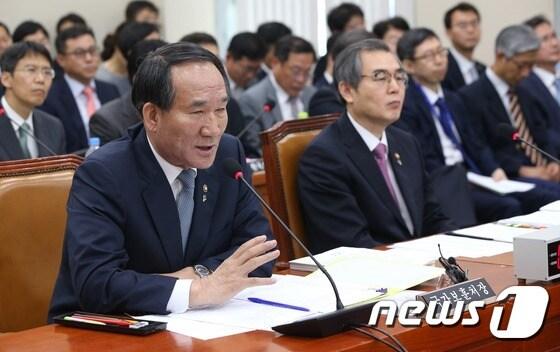 본문 이미지 - 박승춘 국가보훈처장이 28일 오전 서울 여의도 국회에서 열린 정무위원회 전체회의에서 의원들의 질문에 답하고 있다. 2016.6.28/뉴스1 ⓒ News1 손형주 기자