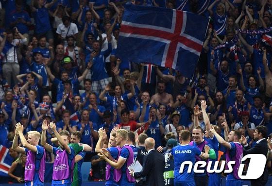본문 이미지 - 아이슬란드가 많은 이들의 예상을 깨고 28일(한국시간) 잉글랜드를 2-1로 이기면서 2016 유럽축구선수권대회 8강에 진출했다. ⓒ AFP=News1