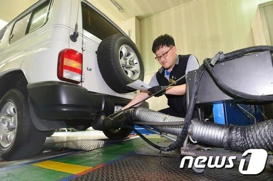 본문 이미지 - 서울의 한 자동차검사소에서 노후 경유차량이 배기가스 검사를 받고 있다./뉴스1 ⓒ News1