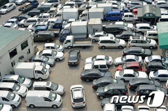 본문 이미지 - 서울 성동구 장한평중고차매매단지에 경유차를 비롯한 차량들이 판매를 기다리고 있다. ⓒ News1 박세연 기자