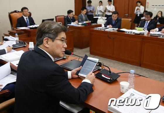 본문 이미지 - 김성태 새누리당 의원이 29일 서울 여의도 국회에서 열린 미래창조과학방송통신위원회 전체회의에서 태블릿 PC를 활용해 질의를 하고 있다. 2016.6.29/뉴스1 ⓒ News1 허경 기자