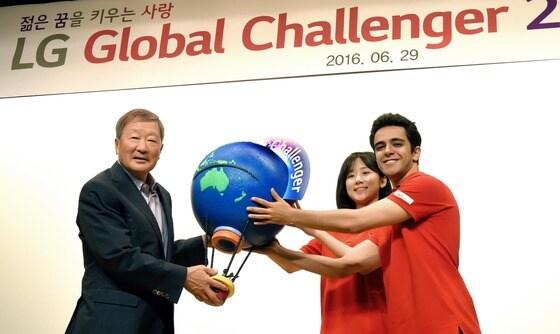 본문 이미지 - 구본무 LG 회장(왼쪽)이 29일 여의도 LG트윈타워에서 열린 LG글로벌챌린저 발대식에서 올해 글로벌챌린저로 선발된 권유정씨(여, 연세대 4학년)와 아크람 알 자디씨(남, 예멘, 서울대 2학년)에게 성공적인 탐방을 기원하는 엠블럼을 전달하고 있다.ⓒ News1