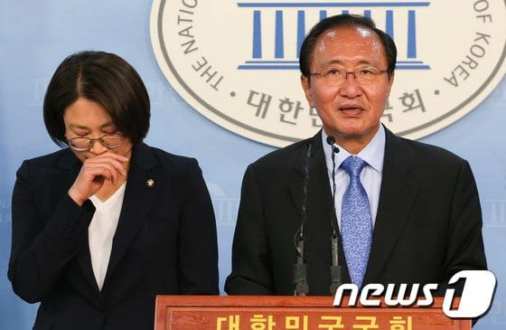 본문 이미지 - 노회찬 정의당 원내대표와 국회 외교통일위원회 배정에 반발해 농성에 돌입한 추혜선 의원이 29일 서울 여의도 국회 정론관에서 농성 중단 기자회견을 하고 있다. 추 의원은 이날 기자회견을 통해 “오늘 미방위 재배정을 요구하는 농성을 끝내고 외교통일위원회 배정을 받아들이려고 한다”고 밝혔다. 2016.6.29/뉴스1 ⓒ News1 허경 기자
