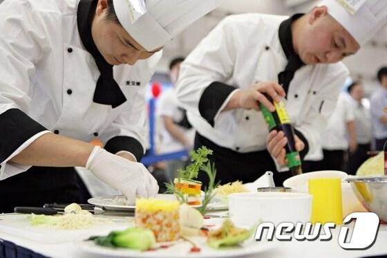 본문 이미지 - 삼성웰스토리 중국법인의 현지인 조리사들이 블랙박스 경진대회 부문에 참가해 새로운 메뉴를 조리하고 있다.(에버랜드 제공)ⓒ News1