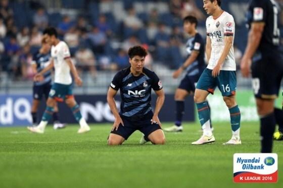 본문 이미지 - 서울 이랜드FC의 공격수 주민규가 29일 잠실올림픽주경기장에서 열린 강원FC와의 현대오일뱅크 K리그 챌린지 2016 20라운드에서 득점에 실패한 뒤 아쉬워하고 있다. (한국프로축구연맹 제공) ⓒ News1
