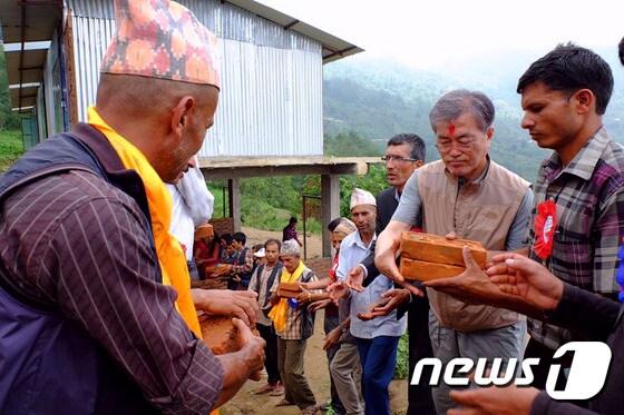 본문 이미지 - 문재인 전 더불어민주당 대표와 네팔에서 동행했던 네팔인 벅터 람이 29일 문 전 대표의 사진을 자신의 페이스북에 공개했다. (벅터 람 페이스북) 2016.6.29/뉴스1