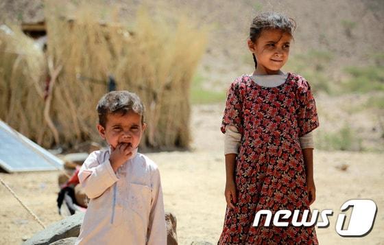 본문 이미지 - 내전으로 인해 집을 떠나 대피소에서 살고 있는 예멘 아동들. ⓒ AFP=뉴스1