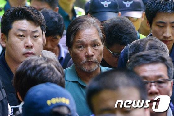 본문 이미지 - 지난 6월3일 오전 서울 도봉구 수락산 등산로에서 수락산 살인사건 피의자인 김학봉이 현장검증을 하기 위해 이동하고 있다./뉴스1 ⓒ News1 구윤성 기자