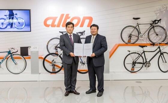 본문 이미지 - 알톤스포츠 김신성 대표이사(왼쪽), 하이코어 박동현 대표 ⓒ News1