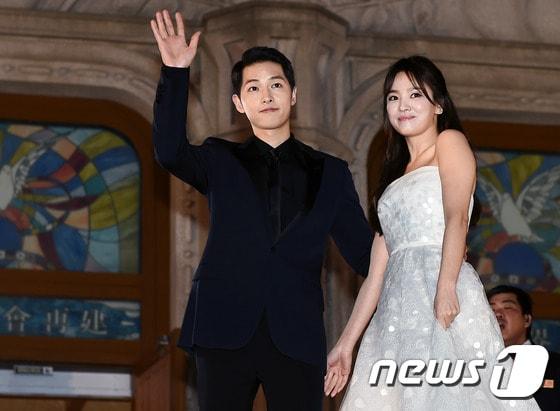 본문 이미지 - 배우 송중기, 송혜교(오른쪽)가 3일 오후 서울 경희대학교 평화의전당에서 열린 ‘제52회 백상예술대상’에 참석해 레드카펫을 밟으며 팬들에게 인사를 하고 있다. ⓒ News1 고아라 기자