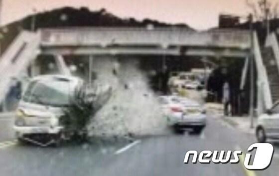 본문 이미지 - 부산 북부경찰서는 무리하게 차선을 변경하다 교통사고 원인을 제공하고도 현장을 벗어난 라세티 차량 운전자 이모씨(34)를 특정경제가중처벌등에관한 법률 위반 혐의로 검거했다고 30일 밝혔다. 지난 3월 8일 오후 3시 12분께 사고당시 1톤 포터차량과 택시차량이 충돌하는 장면.(부산 북부경찰서  사고 당시 영상사진 제공)ⓒ News1