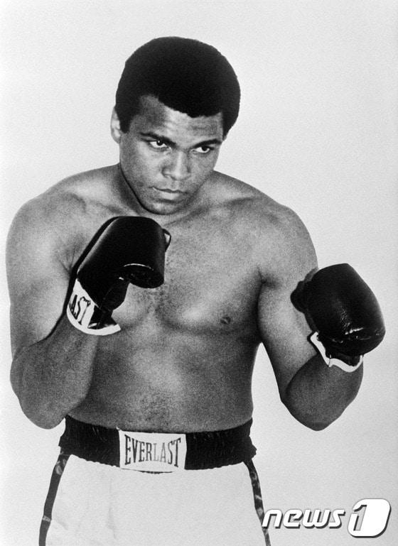 본문 이미지 - 3일(현지시간) 향년 74세의 나이로 별세한 전설의 복서 무하마드 알리. /AFP=뉴스1 ⓒ News1