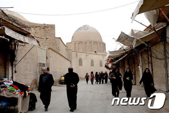본문 이미지 - 이스파한의 핵심 이슬람 사원인 조메 모스크로 가는 길. 이란의 여성들이 검은색 차도르를 입고 예베를 드리러 가고 있다. ⓒ News1 이상문 기자.