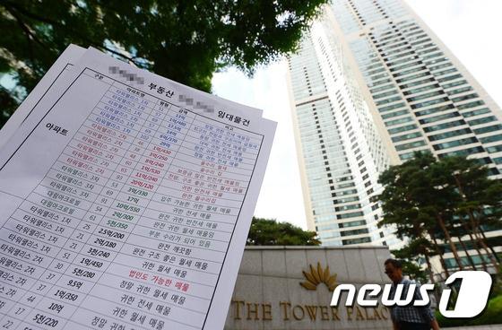 본문 이미지 -  타워팰리스 임대 전단지 뒤로 서울 강남구 타워팰리스가 보이고 있다.. 2016.6.6/뉴스1 ⓒ News1 박세연 기자