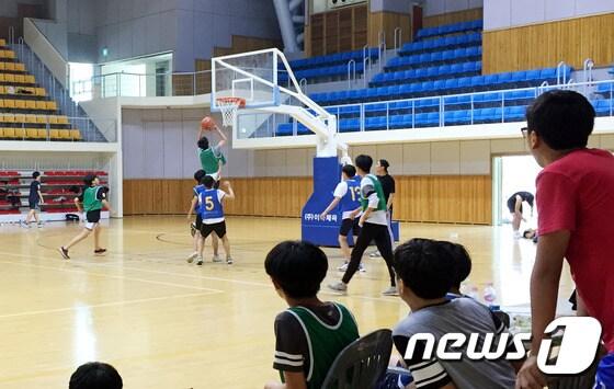 본문 이미지 - 청소년 길거리 농구대회 부안지역 예선전이 4일 전북 부안군 스포츠파크 실내체육관에서 열린 가운데 참가한 선수들이 경기를 펼치고 있다. 청소년 길거리 농구대회는 부안․정읍․고창지역 청소년들을 대상으로 지역별 예선을 거쳐 11월 중 정읍실내체육관에서 결선대회가 열린다. ⓒ News1 김대홍 기자