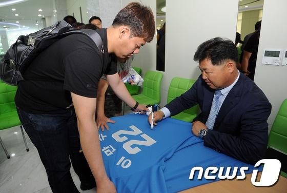 본문 이미지 - 이만수 전 SK와이번스 감독이 7일 오전 대구 북구 새마을금고 침산지점에서 열린 초청 강연회에서 본인의 인생 스토리를 이야기 한 뒤 사인회를 가지고 있다. 2016.6.7/뉴스1 ⓒ News1 이종현 기자