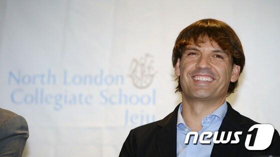 본문 이미지 - 페르난도 모리엔테스  전 레알 마드리드 선수가 7일 오후 서울 한남동 스페인대사관에서 열린 '레알 마드리드 재단 캠퍼스 체험 프로그램 기자회견'에서  환하게 웃고 있다.2016.6.7/뉴스1 ⓒ News1 이동원 기자