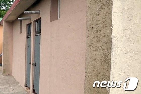 본문 이미지 - 지난 5월22일 새벽 전남 신안군 섬지역의 한 초등학교 관사에서 올해 3월 초 부임한 20대 여교사를 학부모와 지역주민 등 3명이 집단 성폭행한 사건이 발생했다.사진은 사건이 발생한 초등학교 관사. (독자 제공) 2016.6.7/뉴스1 ⓒ News1 윤용민 기자