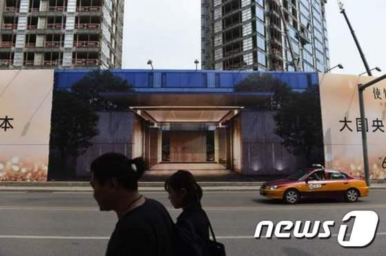 본문 이미지 - 중국 베이징의 한 고층 아파트 건설 현장 ⓒ AFP=News1