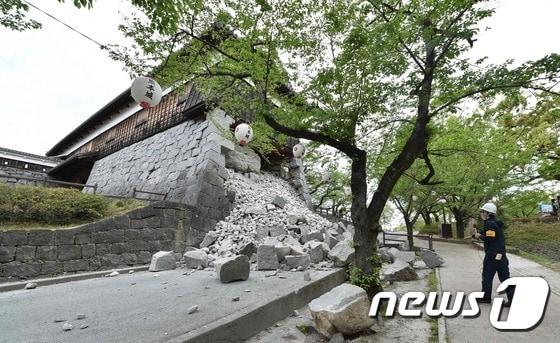 본문 이미지 - 지난 4월 일본 구마모토현을 강타한 지진으로 돌담 등이 붕괴된 구마모토성. ⓒ AFP=뉴스1