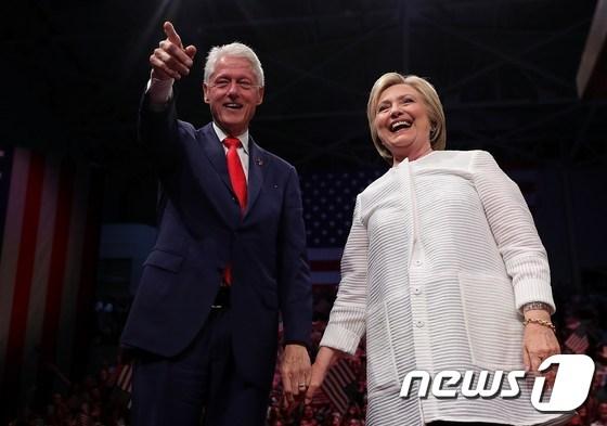 본문 이미지 - 힐러리 클린턴 미국 민주당 대통령 후보와 남편인 빌 클린턴 전 대통령. ⓒ AFP=뉴스1
