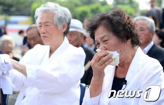 본문 이미지 - 9일 오후 서울 연세대학교 정문 앞에서 열린 제29주기 이한열 동판 제막식에 참석한 이한열 열사 어머니 배은심씨가 눈물을 훔치고 있다. 2016.6.9/뉴스1 ⓒ News1 박정호 기자