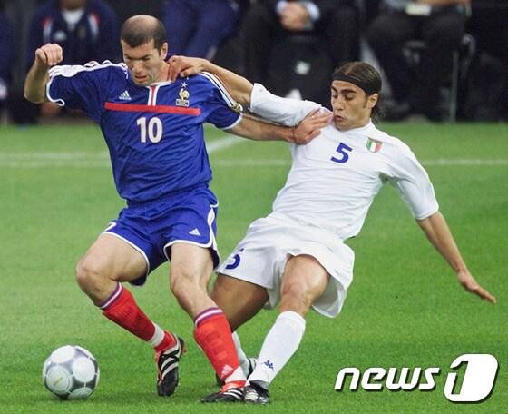 본문 이미지 - 초창기 레프 야신부터 2000년 대회의 지네딘 지단(왼쪽)까지, 수많은 별들이 유럽선수권을 호령했다. ⓒ AFP=News1