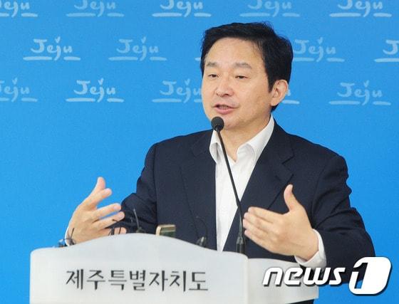 본문 이미지 - 원희룡 제주도지사가 1일 제주도청 기자실에서 제주교통혁신계획과 관련해 기자회견을 하고 있다.2016.7.1/뉴스1 ⓒ News1 이석형 기자