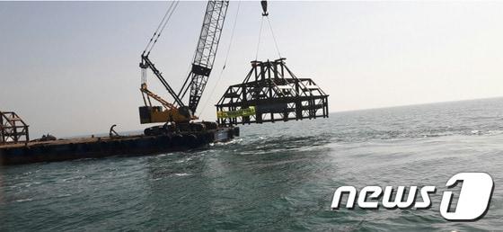 본문 이미지 - 서해5도 NLL해역에 설치되는 인공어초.(서해5도 중국어선공동대책위)ⓒ News1