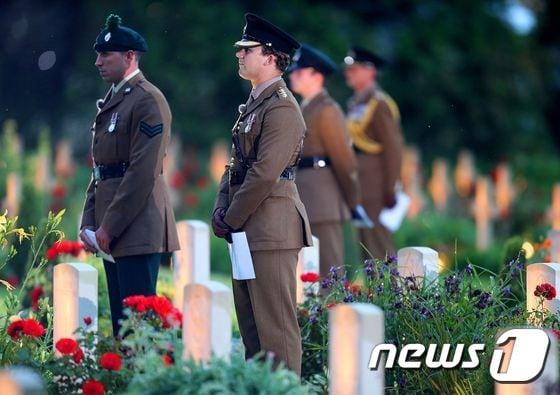 본문 이미지 - 인류전쟁사상 최악의 전투 중 하나로 꼽히는 '솜전투' 100주년을 맞아 희생자 추모 행사가 개최됐다.ⓒAFP=뉴스1