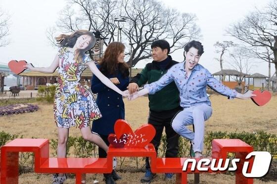 본문 이미지 - 지난해 방영된 TV드라마 '괜찮아 사랑이야' 촬영지인 대구 달성군 화원동산에 마련된 포토존에서 관광객들이 사진촬영을 하고 있다./사진제공=대구 달성군ⓒ News1