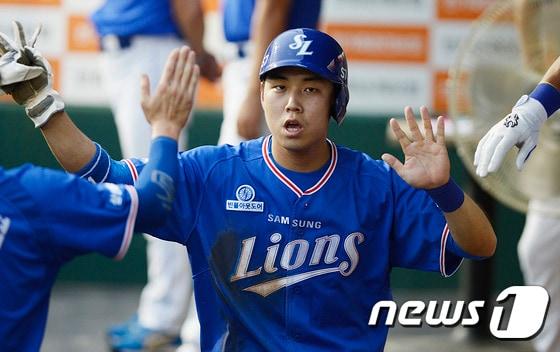 본문 이미지 - LG 트윈스가 삼성 라이온즈로 외야수 최재원을 우규민의 FA 보상선수로 지명했다. /뉴스1 ⓒ News1 주기철 기자