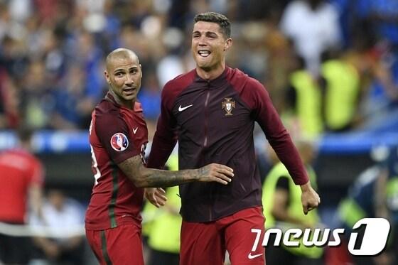 본문 이미지 - 포르투갈의 크리스티아누 호날두(31)가 11일(한국시간) 프랑스 생드니의 스타드 드 프랑스에서 열린 프랑스와의 2016 유럽축구선수권대회(유로 2016) 결승전에서 승리한 뒤 기쁨의 눈물을 흘리고 있다. ⓒ AFP=News1